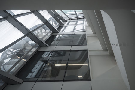 玻璃幕墙与弧形墙体构成的现代空间