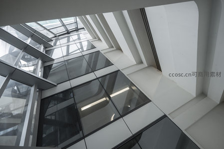 现代建筑玻璃天窗与几何线条的光影艺术