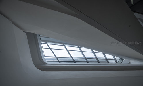 曲线墙体包裹下的三角形天窗光影构图