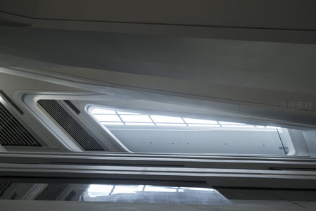 现代建筑内部几何线条与光影艺术