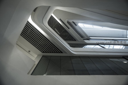 白色空间中的光影与结构美学