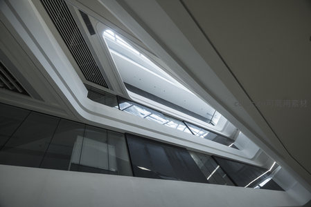 建筑天花板的流线型设计特写