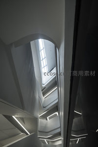 垂直空间中的光与影的舞蹈