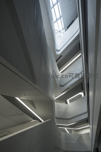 现代建筑内部流线型设计与光影艺术