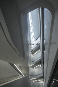 几何曲线与自然光的建筑交响曲