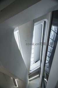 白色空间中的光影流动与结构美感