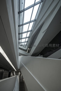 天窗倾泻而下的光束照亮现代楼梯间