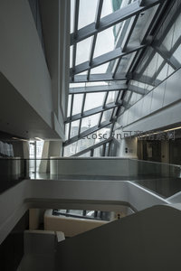 现代建筑中庭的几何光影