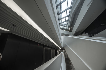 黑白对比的现代走廊