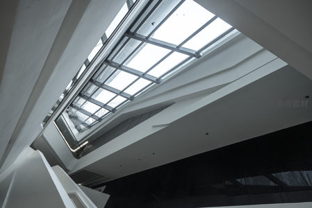 仰望天窗下的流动曲线