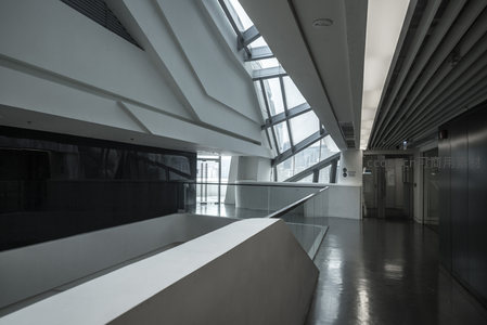 通透走廊中的都市剪影