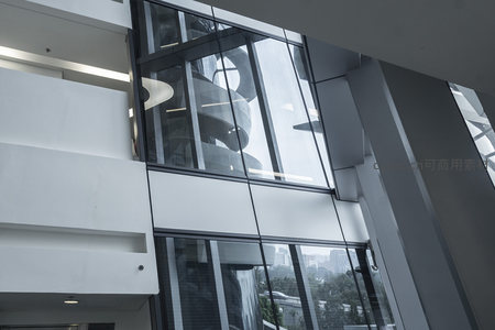 玻璃幕墙后的螺旋楼梯