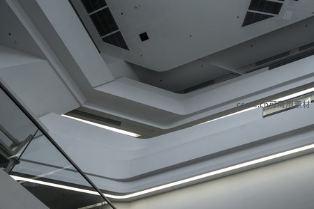 现代建筑内部几何线条与光影艺术