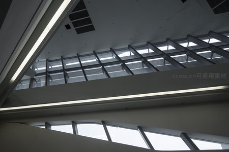 格栅天花板下的通透光影空间