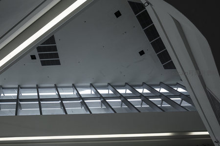 三角形屋顶结构中的工业美学