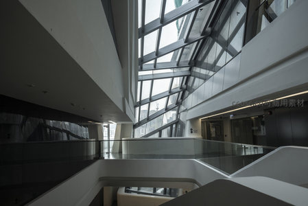 玻璃幕墙中庭的都市光影协奏曲