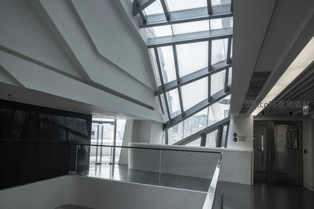 高挑中庭与玻璃天窗的光影交响