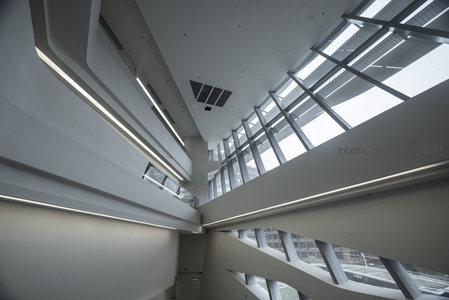 层叠楼梯与线性灯光的视觉韵律