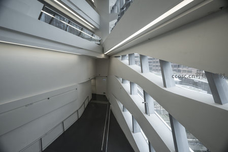 走廊尽头的光影与结构对话