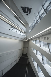 多层挑空空间中的光与影之舞