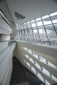 现代建筑内部流线型楼梯与玻璃幕墙