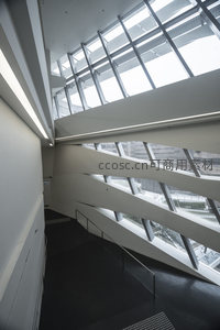 光影交错的现代建筑中庭空间