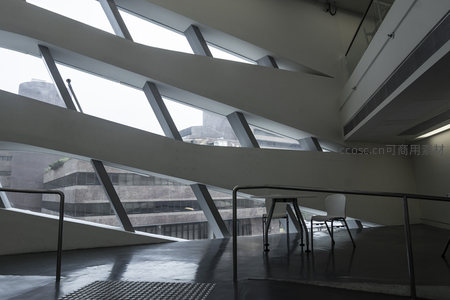 几何线条构成的现代办公空间