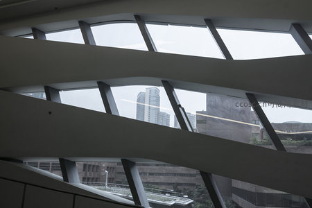 透过弧形窗框眺望都市高楼群