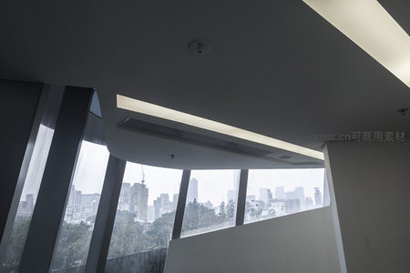 天花板灯带与城市全景的和谐交融