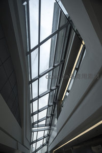 仰视玻璃天窗，自然光洒落现代空间