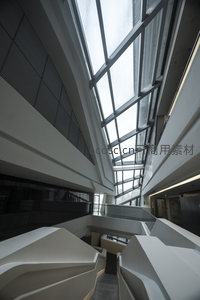 流线型楼梯与天窗交织的建筑美学