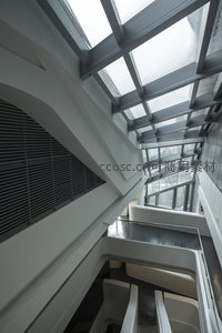 现代建筑中庭，天窗与楼梯的视觉交响