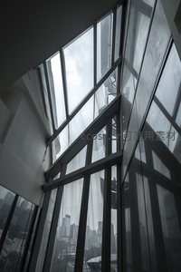 现代建筑玻璃幕墙与城市天际线