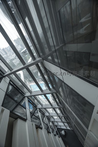 仰视视角下的玻璃中庭结构