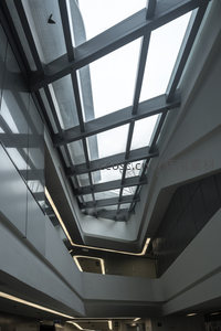 天花板天窗与室内照明的融合