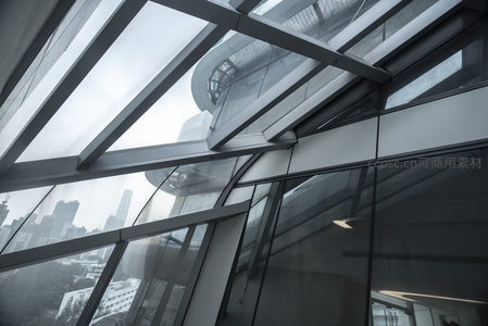 弧形玻璃穹顶与都市远景