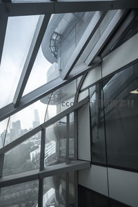 玻璃廊道中的城市剪影