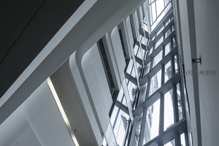 向上仰望的建筑内部结构