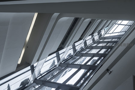 建筑天窗下的几何光影世界