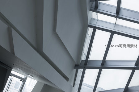 简约白色天花板与采光设计