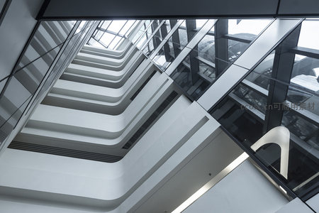 螺旋式中庭楼梯与镜面反射