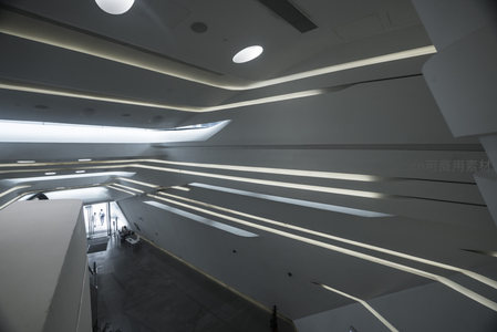 现代建筑内部流线型设计与光影艺术