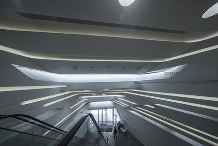 未来感十足的商场中庭光影走廊