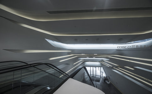 从扶梯视角仰望现代建筑的曲线美学
