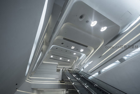 多层挑高空间中的自动扶梯与光影交响