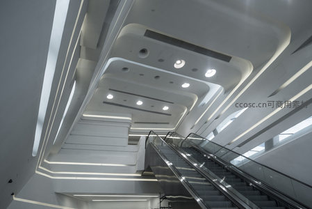 现代建筑内部流线型天花板与自动扶梯