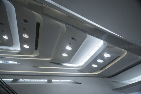 极简主义风格的多层天花板结构特写