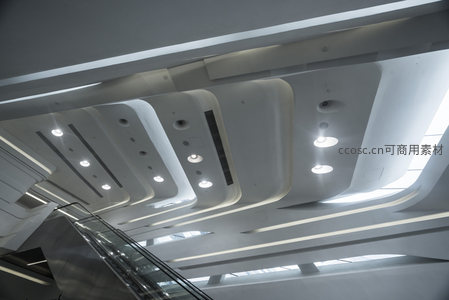 光影交错的现代商场中庭天花板视角