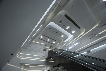 白色流体造型天花板与金属扶梯的和谐构图