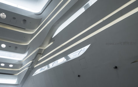 抽象几何线条构成的现代建筑顶部空间